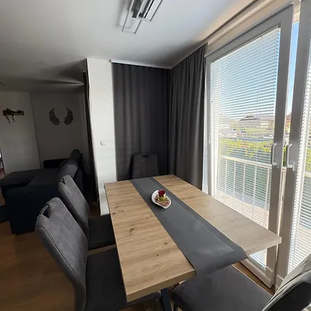 Apartma 6 *